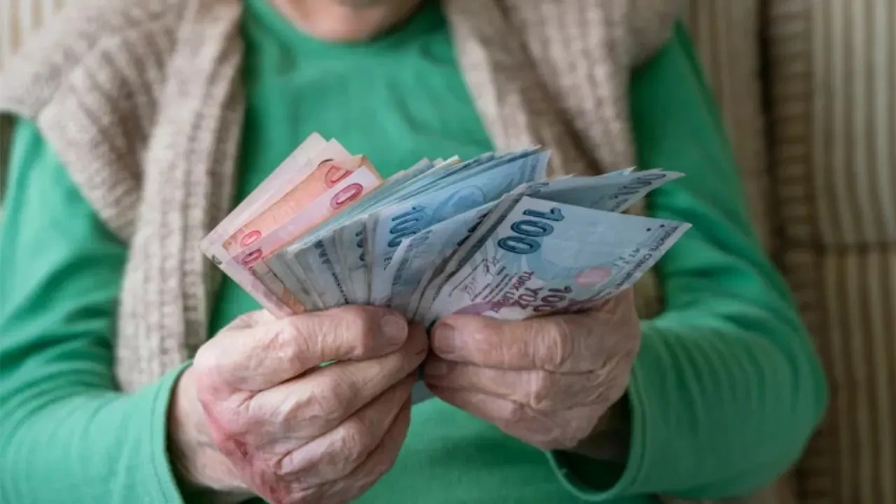 Yaşlı ve engelli aylıkları zamlı olarak hesaplara yatırılmaya başlandı
