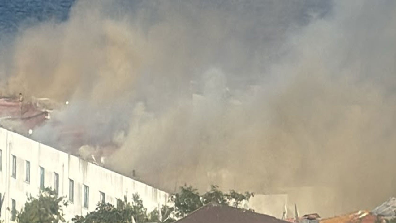 Heybeliada Deniz Harp Okulu'nun çatısında yangın