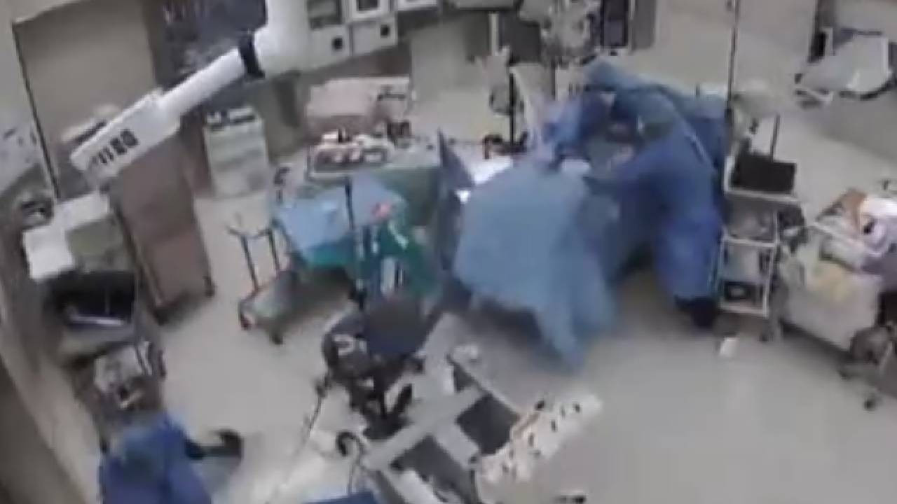 7.1 büyüklüğündeki depreme ameliyatta yakalandılar! İşte ameliyat masasındaki hastayı korudukları anlar (Video)