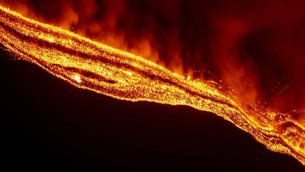 Etna'da yeni paroksismal evre: Kül bulutu gökyüzünü kapladı, uçuşlar durduruldu