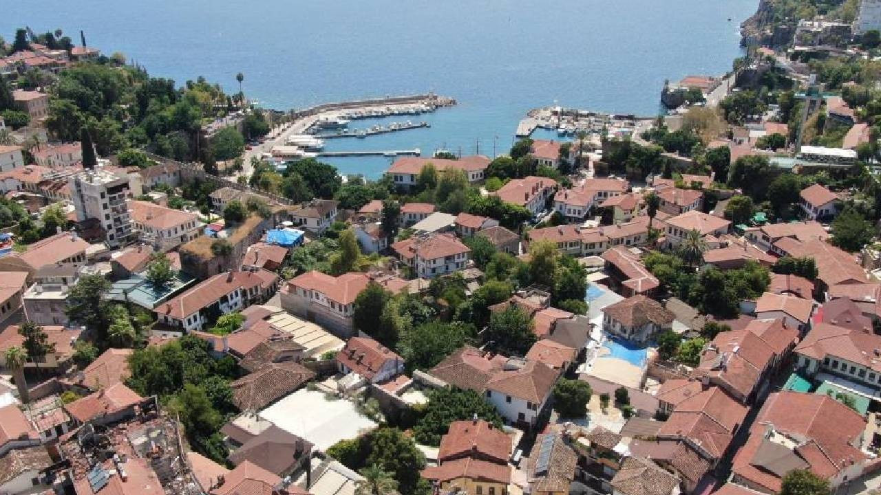 Gündüz sessiz, gece iğne atılsa yere düşmüyor! Hava kararınca nüfusunun 100 katını ağırlıyor