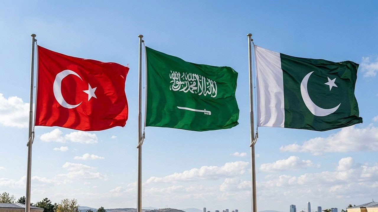 İslamabad'da Pakistan, Türkiye ve Suudi Arabistan bayrakları göndere çekildi