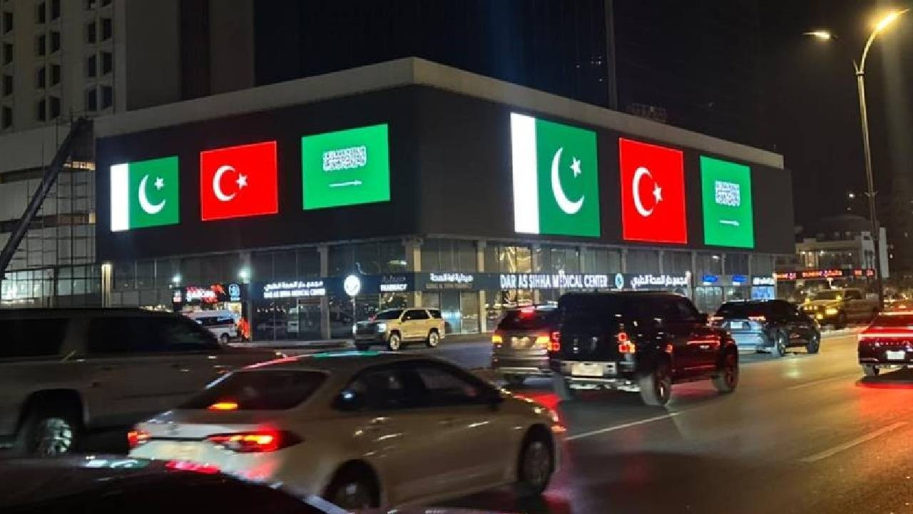 Suudi Arabistan'daki simge yapılar Türkiye, Pakistan ve Suudi Arabistan bayraklarıyla ışıklandırıldı