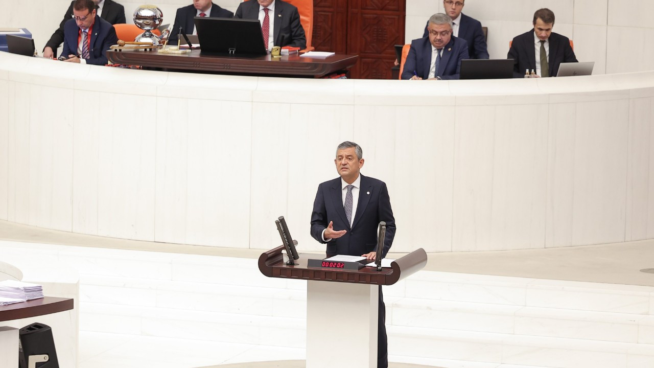 Özgür Özel “Evet” dedi: YENİ Parti’de 13 vekilden Çerçeve Yasa’ya “Hayır” kararı
