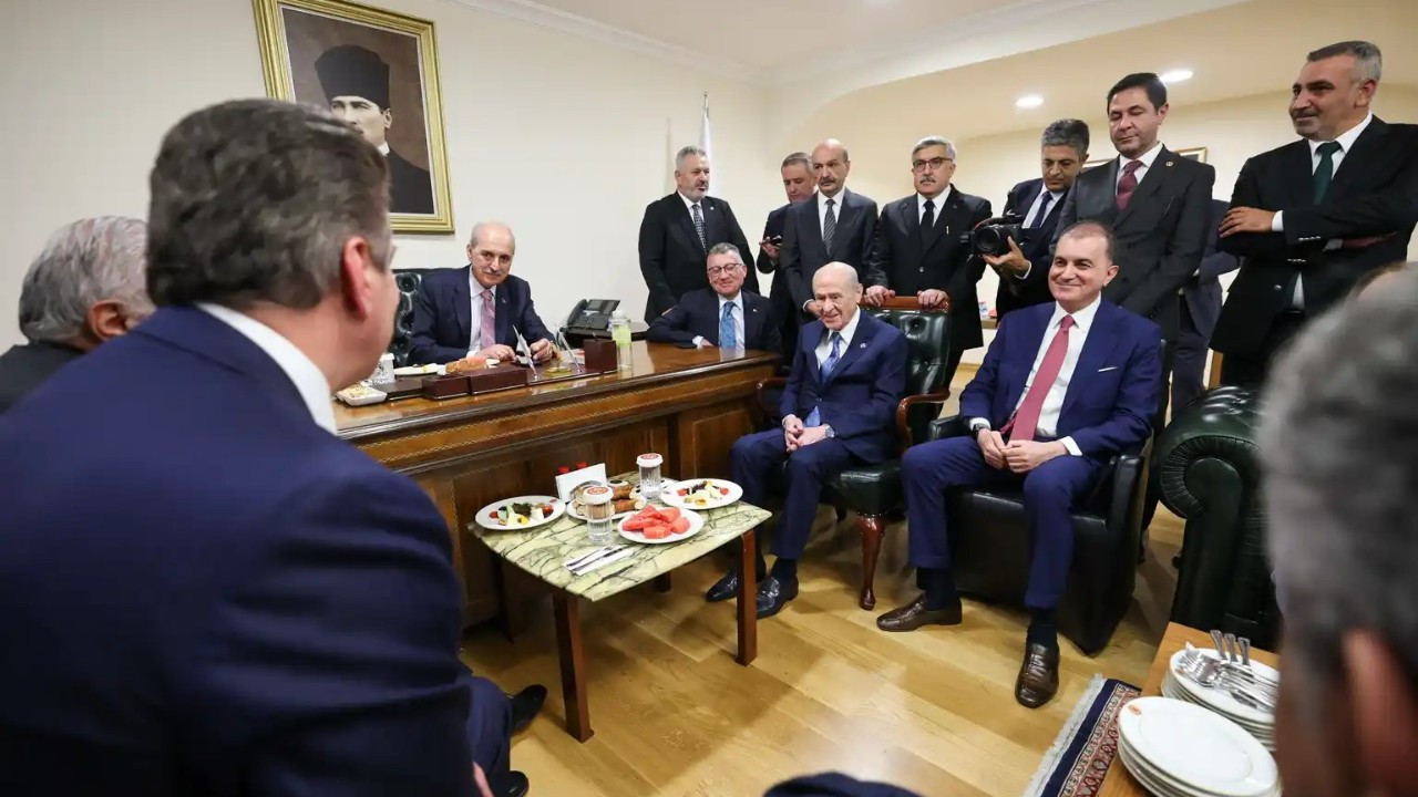 Bahçeli'den Kurtulmuş'a "Birliğin Gücü Milli İradenin Kararı" temalı hediye
