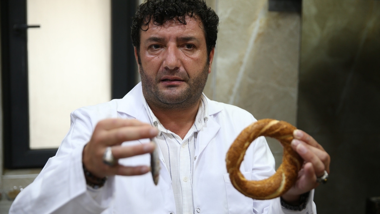 Karadenizli fırıncı hamsili simit yaptı: 'Balık ekmek olur da hamsili simit neden olmasın?'
