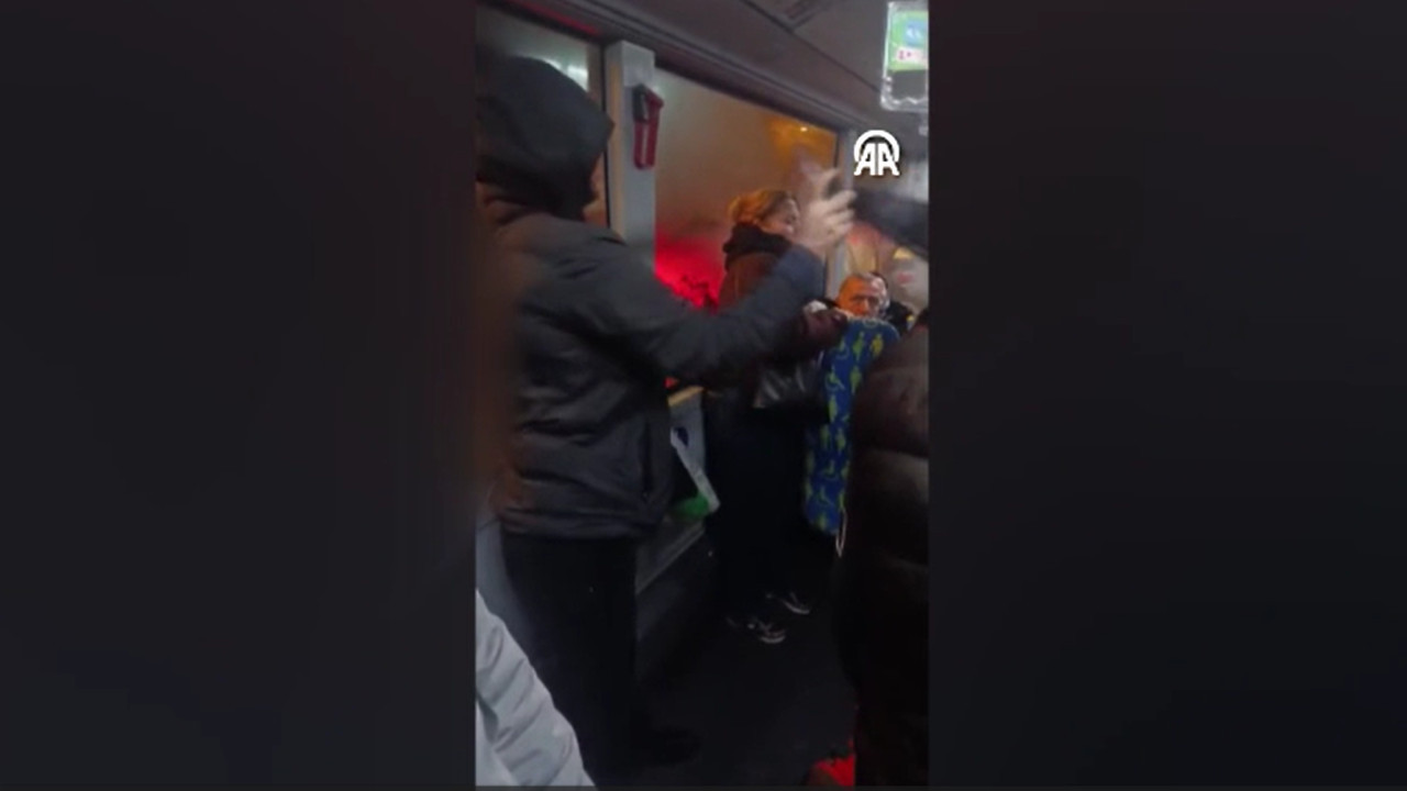 İstanbul'da otobüste bir kadına vuran şahıs, yolculara biber gazı sıktı (Video)